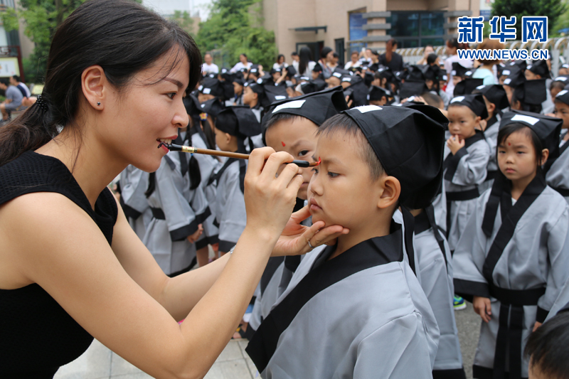 德阳庐山路小学举行"开笔启蒙慧悦人生"开笔礼仪式